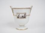 Vase à anses de style Louis XVI en porcelaine, à...