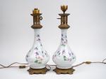 Paire de lampes à pétrole 1900 en porcelaine, à décor...