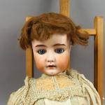 Une grande poupée hybride, tête allemande 1912, yeux basculants et...