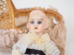 Petite poupée entièrement articulée de marque Armand Marseille. 17 cm....