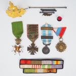 4. Lot de décorations diverses comprenant, une médaille commémorative de...