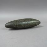 Hache polie en pierre d'un vert sombre.
L. : 17,5 cm.