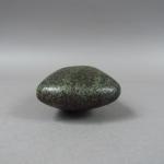 Hache polie en pierre d'un vert sombre.
L. : 17,5 cm.