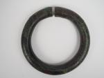 Bracelet/anneau de l'Age du Bronze décoré de stries formant des...