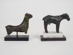 Deux quadrupèdes en bronze. Orient ancien. Ier millénaire av. J.-C.
Dim....