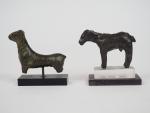 Deux quadrupèdes en bronze. Orient ancien. Ier millénaire av. J.-C.
Dim....