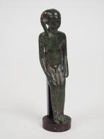 Statuette en bronze d'Harpocrate assis, avec sa mèche de cheveux...