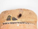 Masque de sarcophage en bois stuqué peint. Les chevilles de...
