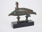 Statuette en bronze du poisson oxyrhynque coiffé du disque hathorique....