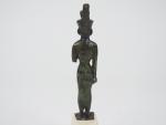 Statuette en bronze de la déesse Neith debout sur une...