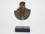 Egide en bronze avec la tête de la déesse Sekhmet....