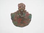 Egide en bronze avec la tête de la déesse Sekhmet....
