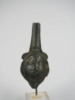 Fragment d'une anse en bronze décorée d'une tête.
H. : 9...