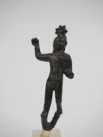 Statuette en bronze figurant un personnage nu coiffé d'une étoile....