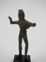 Statuette en bronze d'Hercule revêtu de la peau du lion...