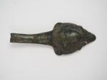 Fragment d'anse en bronze décorée d'une tête de méduse en...