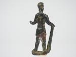 Statuette antique en bronze figurant Hercule appuyé sur sa massue....