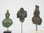 Deux bustes et une anse/applique en bronze. Epoque romaine.
H. :...