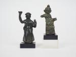 Deux statuettes féminines en bronze d'époque romaine.
H. : 6.7 cm...