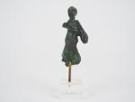 Statuette féminine romaine en bronze.
H. : 8 cm.