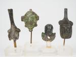Lot de quatre têtes antiques en bronze.
H. : 6 cm,...