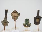 Lot de quatre têtes antiques en bronze.
H. : 6 cm,...