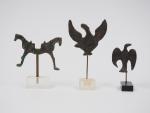 Trois petits bronzes zoomorphes antiques et/ou médiévaux.
H. : 5 cm,...