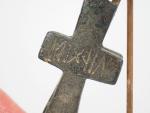 Trois croix byzantines en bronze dont une broche et une...