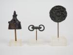 Trois objets antiques en bronze. 
H. : 5 cm, 4.5...