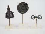Trois objets antiques en bronze. 
H. : 5 cm, 4.5...