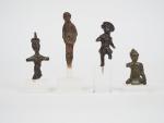 Quatre statuettes antiques en bronze. 
H. : 7.2 cm, 6.5...