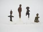 Quatre statuettes antiques en bronze. 
H. : 7.2 cm, 6.5...
