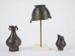 Trois vases votifs en bronze. Accidents. 
H. : 7 cm,...