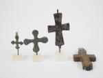 Quatre croix en bronze dont un reliquaire pectoral figurant d'un...