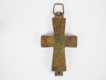 Quatre croix en bronze dont un reliquaire pectoral figurant d'un...