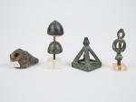 Quatre objets antiques en bronze dont un sceau égyptien.
H. :...