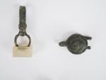 Cinq objets romains en bronze.
H. : 3.5 cm, 3 cm,...
