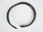 Bracelet protohistorique en bronze.
Diam. : 9.5 cm.