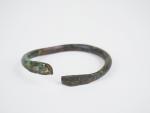 Bracelet protohistorique en bronze.
Diam. : 9.5 cm.