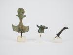Trois objets romains en bronze dont une amulette phallique. Manques...
