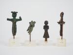 Quatre statuettes antiques en bronze. Origines et époques différentes (dont...