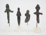 Quatre statuettes en bronze.
H. : 7.5 cm, 6.5 cm, 5...
