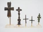 Cinq croix en bronze dont une partie de reliquaire pectoral...