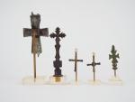 Cinq croix en bronze dont une partie de reliquaire pectoral...