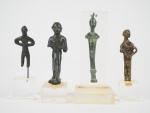 Quatre statuettes antiques en bronze (dont bronze étrusque).
H. : 4...