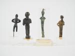 Quatre statuettes antiques en bronze (dont bronze étrusque).
H. : 4...