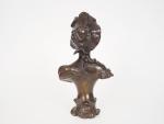 MESTAIS
"Elégante au chapeau"
Sujet en bronze à patine brune.
Signé.
H. 36 cm