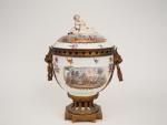 Pot pourri XIXème en porcelaine polychrome de Meissen à décor...
