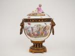 Pot pourri XIXème en porcelaine polychrome de Meissen à décor...