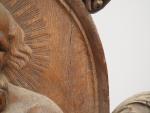 Grand médaillon en chêne sculpté en haut relief représentant un...